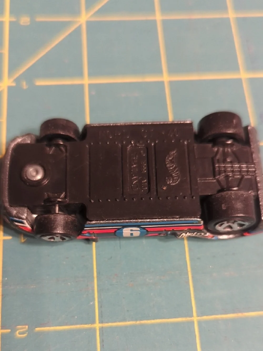 1999 Ford GT 40 Hot WheelsDie-Cast Racing Car Toy - Gray with Blue & Red Stripes